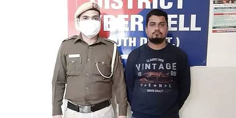 போலியாக நிர்வாணப் படங்களை உருவாக்கி பெண்களிடம் பிளாக்மெயில் செய்த இளைஞர் கைது..