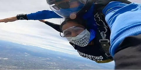 ஆஸ்திரேலியா: டெல்லி விவசாயிகள் போராட்டத்திற்கு ஆதரவாக ஸ்கைடைவ் செய்த பெண்