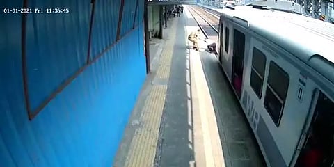 ரயில் விபத்திலிருந்து நூலிழையில் உயிர்தப்பிய முதியவர்- சிசிடிவி காட்சி!