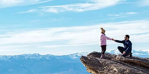 கவித்துவமாக காதலை தெரிவிக்க முயற்சி: மலை உச்சியிலிருந்து 650 அடி பள்ளத்தில் விழுந்த பெண்!