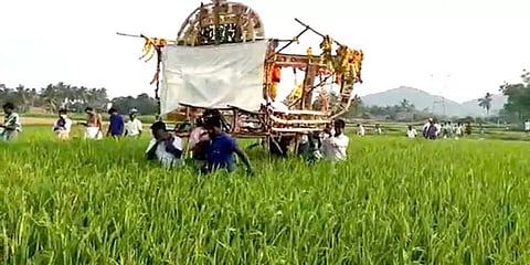 திருவண்ணாமலை: சுடுகாடு பாதையின்றி சடலத்தை வயல் வெளியில் தூக்கிச் செல்லும் அவலம்