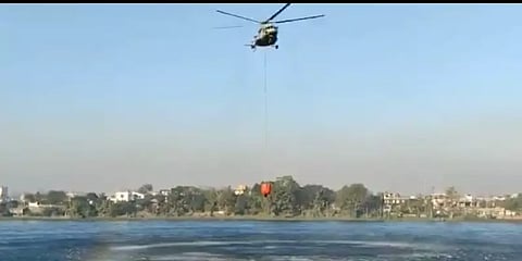 மணிப்பூர்-நாகாலாந்து காட்டுத்தீயை அணைக்க ஹெலிகாப்டரில் நீர் எடுக்கும் வைரல் வீடியோ