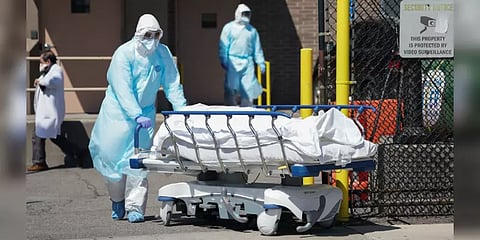 அமெரிக்காவில் அதிகரிக்கும் கொரோனா: புதைக்க இடமில்லாமல் நாள்கணக்கில் காத்திருக்கும் உடல்கள்