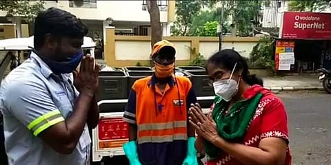 குப்பையில் வீசப்பட்ட நகை: உரியவரிடம் ஒப்படைத்த துப்புரவு தொழிலாளி!