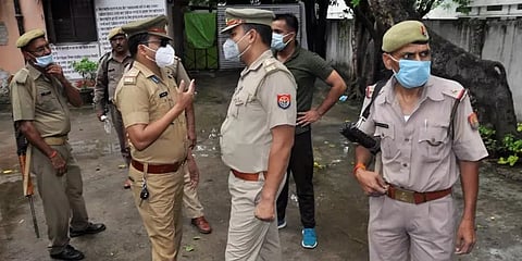 2 வருடங்களுக்கு முன் திருடப்பட்ட கார்... 'வசமாக சிக்கிய' போலீஸ் அதிகாரி...- உ.பி 'சம்பவம்'