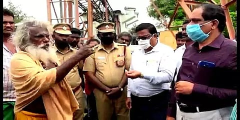 “ஆக்கிரமிப்பை அகற்றுங்கள்” புதுக்கோட்டையில் செல்போன் டவர் மீது ஏறி போராடிய முதியவர்