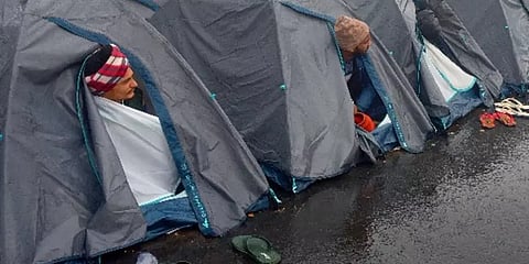 டெல்லியில் உறைய வைக்கும் பனி; கொட்டித் தீர்க்கும் மழை... போராடும் விவசாயிகள் அவதி!