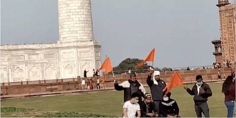 தாஜ்மஹால் வளாகத்தில் காவிக் கொடி அசைத்த நான்கு பேர் கைது! ஆக்ராவில் பரபரப்பு