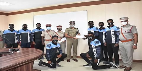 கவிழ்ந்த படகு.. கடலில் தத்தளித்த சென்னை மீனவர்கள் - விரைந்து மீட்ட தீயணைப்பு படையினர்