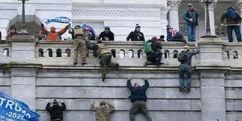 வன்முறையால் மூச்சு திணறிய அமெரிக்க நாடாளுமன்ற பகுதி - துப்பாக்கிச் சூட்டில் 4 பேர் பலி