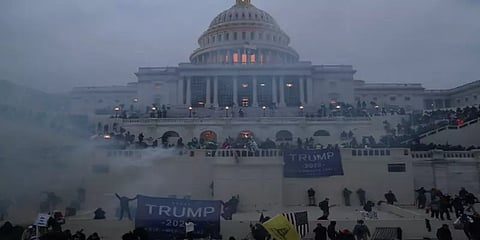 கட்டவிழ்த்துவிடப்பட்ட வன்முறை.. திணறிய அமெரிக்க நாடாளுமன்றம் - புகைப்பட ஆல்பம்