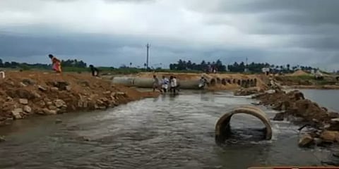 திருவள்ளூர்: தண்ணீரில் அடித்துச் செல்லப்பட்ட தற்காலிக தரைப்பாலம்