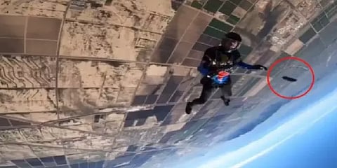 12ஆயிரம் அடி உயரத்தில் இருந்து விழுந்தும் சமத்தாக வேலை செய்த செல்போன்! வீடியோ