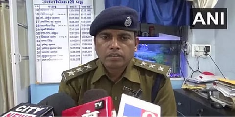 “துப்பாக்கி முனையில் குழந்தைகளுக்கு பாடம்.. வைரலான வீடியோ ”- போலீசார் விசாரணை