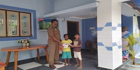 மயங்கி கிடந்த மூதாட்டியை இழுவை வண்டியில் ஏற்றிச்சென்ற சிறுவர்கள்... குவியும் பாராட்டு!