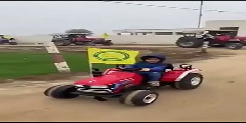 பொம்மை டிராக்டருடன், டிராக்டர் பேரணியை வழிநடத்தும் குழந்தை ‘விவசாயி’ :வைரல் வீடியோ