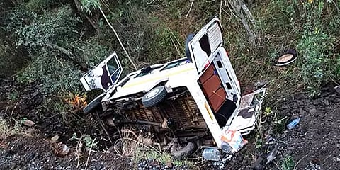 கர்நாடக எல்லையில் சாலை விபத்து - 2 பெண்கள் உட்பட மூவர் உயிரிழப்பு