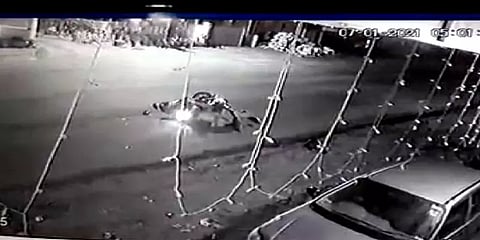 விபத்தில் சிக்கி துடிதுடித்த தொழிலாளி: வேடிக்கை பார்த்துசென்ற மக்களால் பரிதாபமாகஉயிரிழப்பு