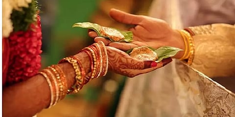 ஏழை பிராமண சமூக திருமண நிதியுதவித் திட்டம்: கர்நாடக அரசுக்கு வலுக்கும் எதிர்ப்பு!