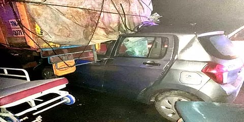 திருப்பூர்: பழுதாகி நின்ற லாரி மீது கார் மோதி விபத்து - 3 பேர் உயிரிழப்பு