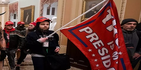 ஆர்வத்தில் ’ஐடி’ கார்டுடன் கலவரத்தில் ஈடுபட்ட ட்ரம்ப் ஆதரவாளர் - பணிநீக்கம் செய்த நிறுவனம்