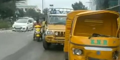 கோவையில் ஆட்டோ மீது மோதிவிட்டு நிற்காமல் சென்ற கார்: சிசிடிவி காட்சிகள்