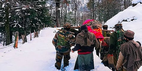 வீடியோ: காஷ்மீரில் முழங்கால் அளவு உறைபனியில் கர்ப்பிணியை சுமந்துசென்ற ராணுவ வீரர்கள்