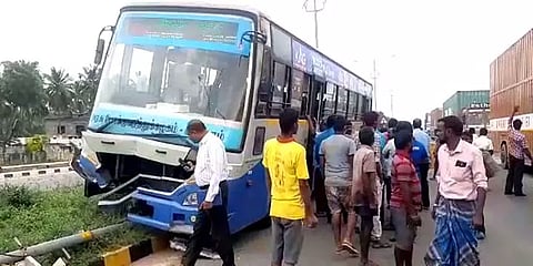 பேருந்து ஓட்டுனருக்கு திடீரென வலிப்பு - நடத்துனரின் சாதுர்யத்தால் உயிர்தப்பிய பயணிகள்