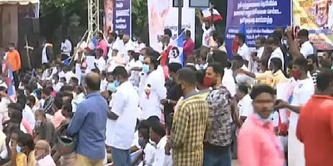 ரஜினிகாந்த் அரசியலுக்கு வர வேண்டும் - சென்னையில் ரசிகர்கள் போராட்டம்