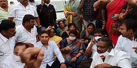 பொள்ளாச்சி ஆர்ப்பாட்டம்: திமுகவினர் தடுத்து நிறுத்தம் - சாலையில் அமர்ந்து கனிமொழி தர்ணா!