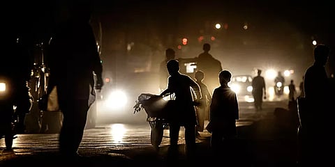 வரலாறு காணாத மின்வெட்டு... இருளில் மூழ்கிய பாகிஸ்தானின் முக்கிய நகரங்கள்!