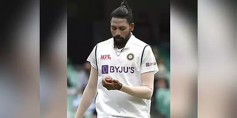 இந்திய பந்துவீச்சாளர் சிராஜை சீண்டிய பார்வையாளர்கள்... மைதானத்தில் நடந்தது என்ன?