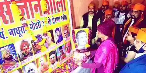 "அவர் உண்மையான தேசியவாதி என்பதை நிரூபிப்போம்" - கோட்சேவுக்கு நூலகம் அமைத்த இந்து மகாசபா