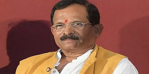 கார் விபத்தில் சிக்கிய மத்திய அமைச்சர் காயம்; அவரது மனைவி சம்பவ இடத்திலே உயிரிழப்பு