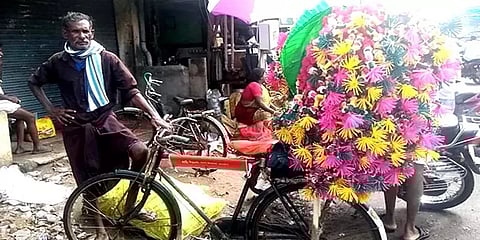 தை பிறந்தால் வழி பிறக்குமா... காத்திருக்கும் நெட்டி மாலை தயாரிக்கும் தொழிலாளர்கள்