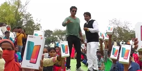 ஆன்லைன் வகுப்பு; 100 ஏழை மாணவர்களுக்கு ஸ்மார்ட்போன் வழங்கிய சோனு சூட்!