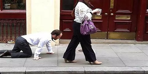 ஊரடங்கு விதிமுறையிலிருந்து தப்பிக்க கணவனை 'நாய்' என சொல்லி வாக்கிங் அழைத்து சென்ற பெண்