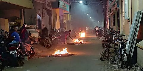 போகி பண்டிகை கொண்டாட்டம்: சென்னையில் வாகன ஓட்டிகள் அவதி