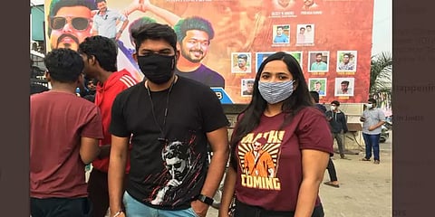 ’வாத்தி கம்மிங்’ டி-ஷர்ட் அணிந்து தியேட்டரில் கவனம் ஈர்த்த விஜய் ரசிகர்கள்!