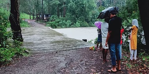 குமரி: தொடர் கனமழையால் சொந்த கிராமங்களுக்குச் செல்ல முடியாமல் மலையோர மக்கள் தவிப்பு