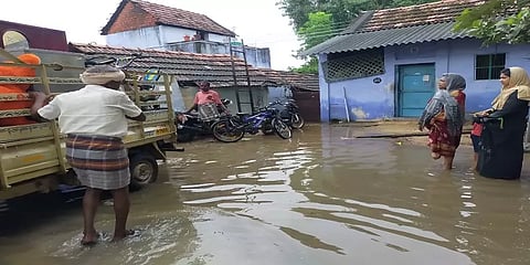 நெல்லை: வீடுகளுக்குள் வெள்ளம் புகுந்ததால் அண்ணாநகர் குடியிருப்பு மக்கள் அவதி!