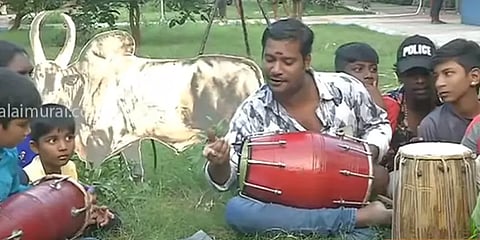 இது சென்னையின் 'கானா' பொங்கல்: சிறுவர்களுடன் பாடகர் ஜெகன் உற்சாகம்!