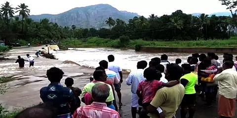 விருதுநகர்: விடிய விடிய வெளுத்து வாங்கிய மழை... வீடுகளை சூழ்ந்த வெள்ளம்!