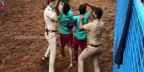 வேளாண் சட்டங்களுக்கு எதிராக அவனியாபுரம் ஜல்லிக்கட்டில் முழக்கமிட்ட இளைஞர்கள்!