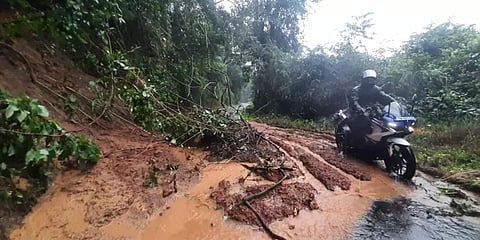 தனித்தீவானது மாஞ்சோலை.. அதீத கனமழையால் சாலையில் மண்சரிவு.. போக்குவரத்து துண்டிப்பு