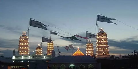 நாகை: நாகூர் தர்காவின் 464-ஆம் ஆண்டு கந்தூரிவிழா கொடியேற்றத்துடன் தொடங்கியது