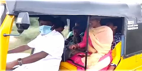 'நான் ஆட்டோக்காரன் ஆட்டோக்காரன்‘- பயணிகளுடன் ஆட்டோ ஓட்டிச்சென்ற அமைச்சர் விஜயபாஸ்கர்