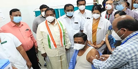 புதுச்சேரி: கோவிட் 19 தடுப்பூசி செலுத்தும் பணியை தொடங்கிவைத்தார் முதல்வர் நாராயணசாமி