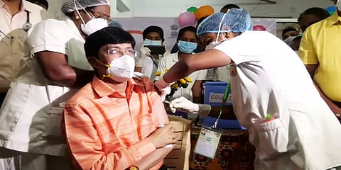 "நானும் தடுப்பூசி போட்டுக்கொண்டேன்; யாருக்கும் பக்க விளைவுகள் இல்லை”-ராதாகிருஷ்ணன்