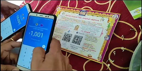 மதுரை: திருமண விழாவில் கூகுள் பே, போன் பே மூலம் மொய் வசூல் செய்த மணமக்கள்